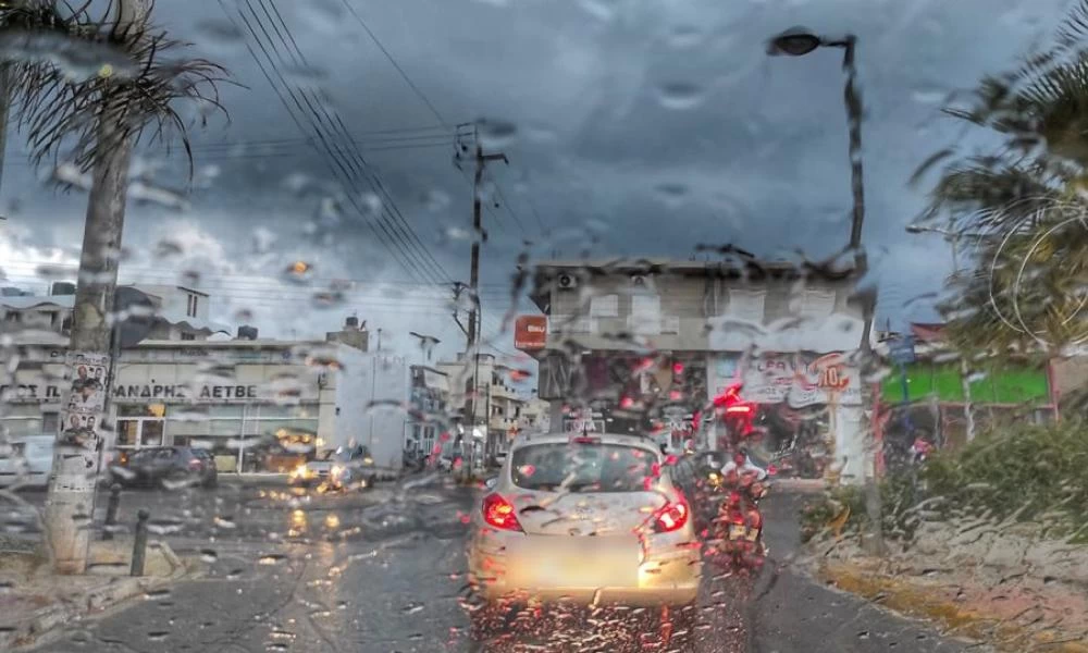 "Ιανός": Έφτασε στην Κρήτη - Βροχές και κεραυνοί
